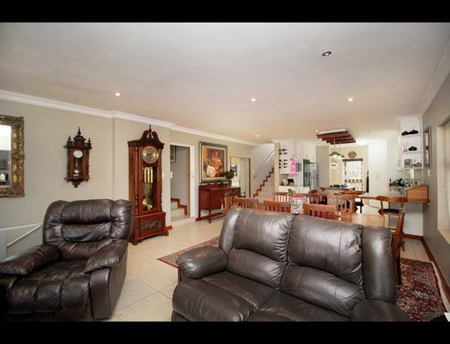 5 BEDROOM HOUSE FOR SALE IN VILLAGE ON SEA